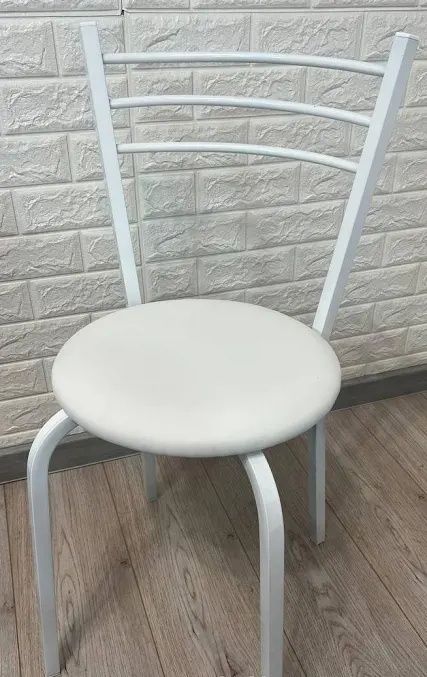 Продам 5  кухонних стільців