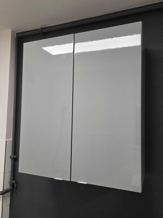 Półka wisząca ze szklanymi półkami szara