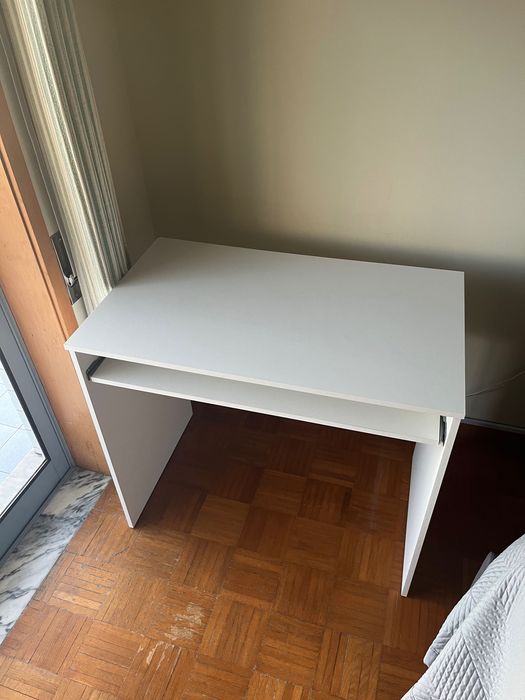 Secretária com mesa de teclado