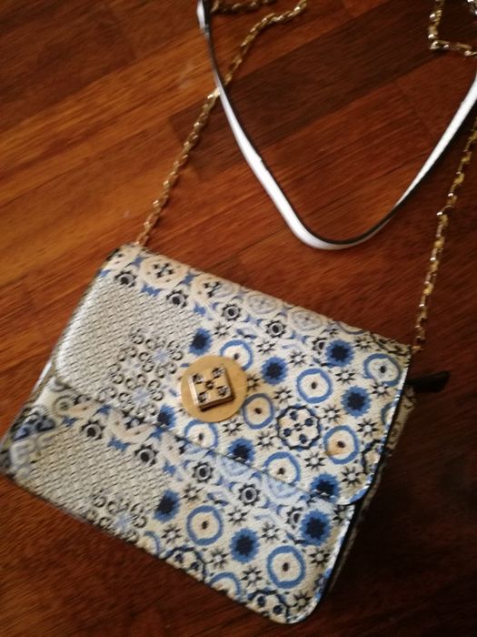 Mala  de mulher com alça para levar ao ombro