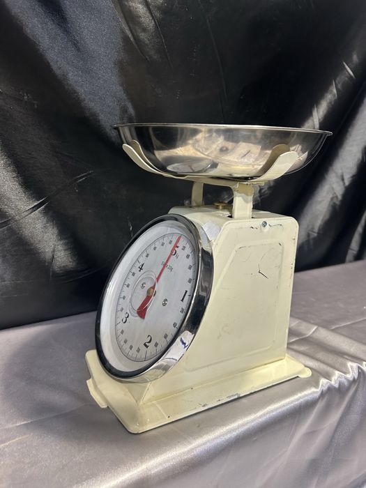 Waga kuchenna – Kremowa z metalowym talerzykiem – Skala do 5 kg
