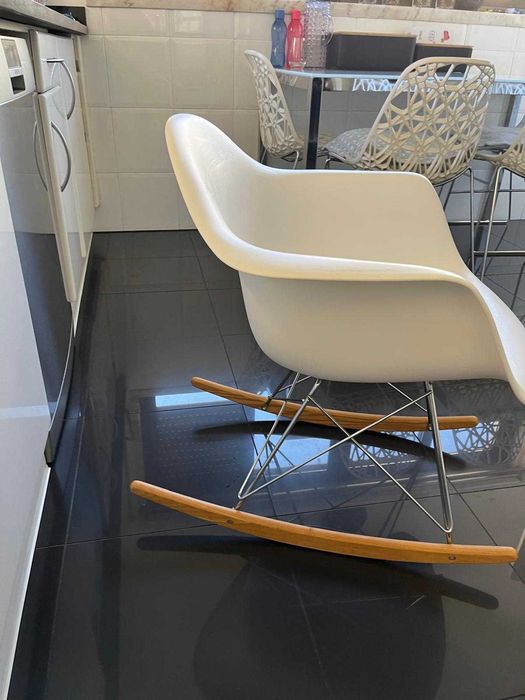 Cadeira de balanço Eames RAR branca
