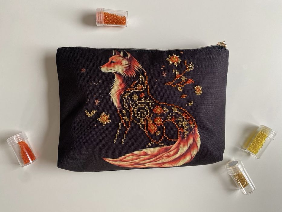 Kosmetyczka haftowana koralikami