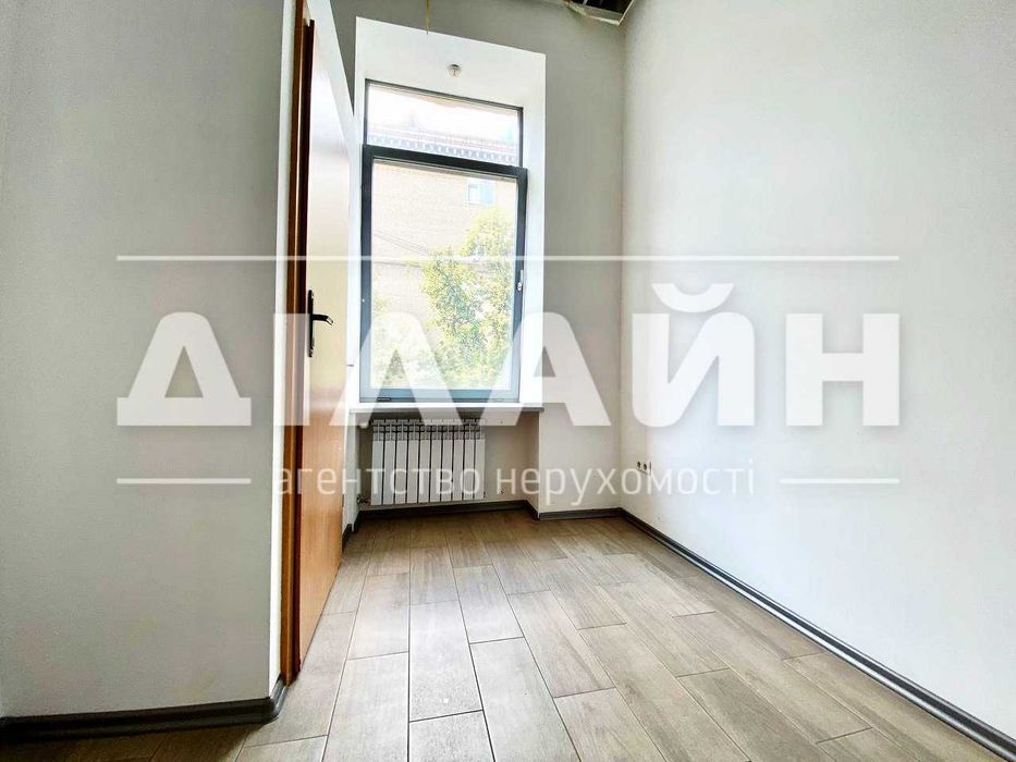 Будівля в центрі міста, біля пр. Соборний.