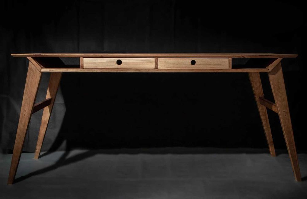 Secretária nórdica em madeira com duas gavetas. Madeira maciza.