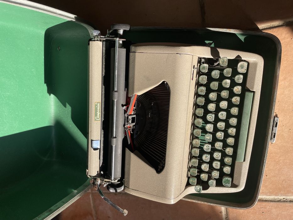 Maquina de escrever antiga esta em octimo estado uma reliquia