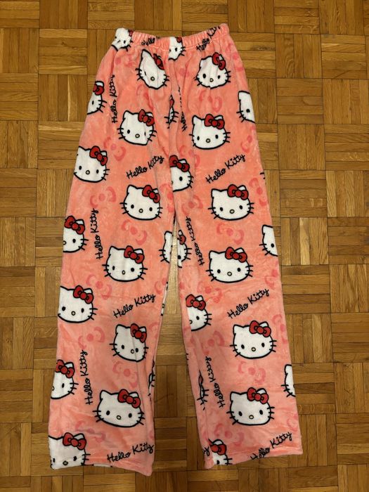 Różowe spodnie hello kitty