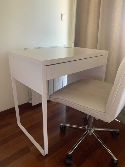 uma secretária de escritório ou quarto