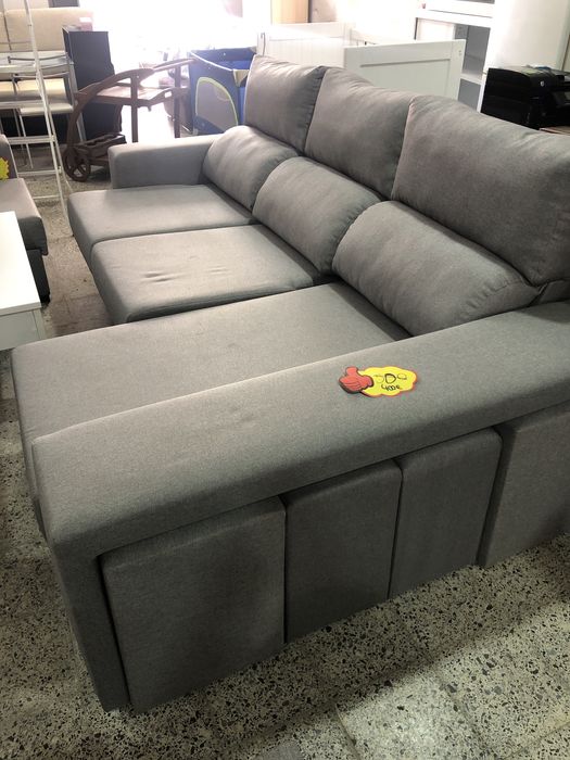 Sofa 3 luhares com bau de arrumação e 4 puffs