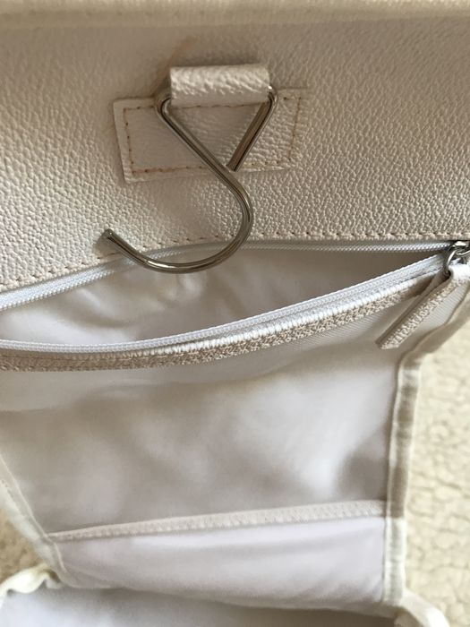 Duża biała kosmetyczka podróżna, kuferek pudrowy róż Trussardi