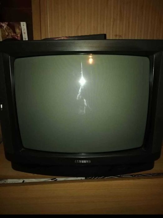 Tvs antigas da Samsung e 1 TV led okrecente