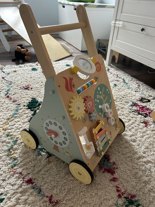 Andarilho Montessori em madeira para bebé.