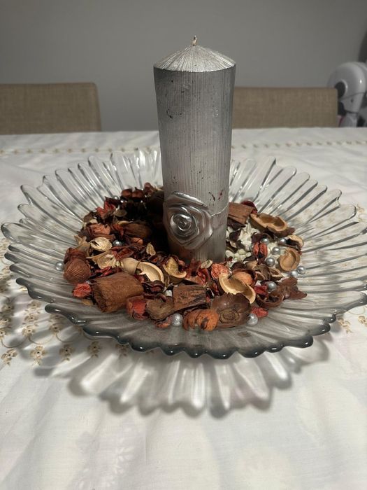 Prato com decoração e vela