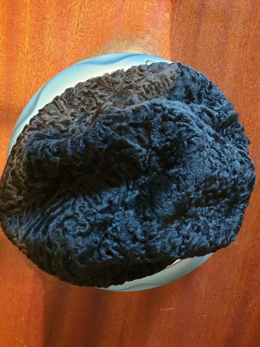 Берет зимний каракулевый