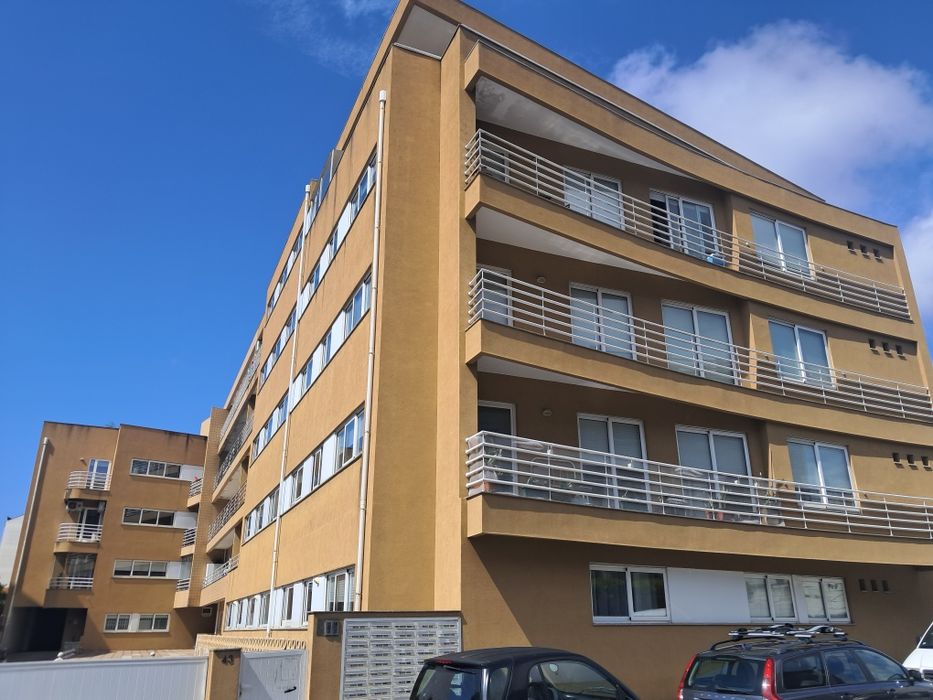 Vendo excelente T2 com garagem e 2 elevadores  em Santa Marinha, em frente ao apeadeiro  de comboio de Coimbrões
