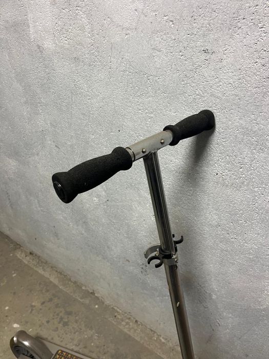 Trotinete em bom estado – prática e fácil de transportar