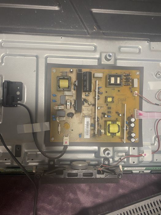 Телевізор Bravis з розбитим екраном