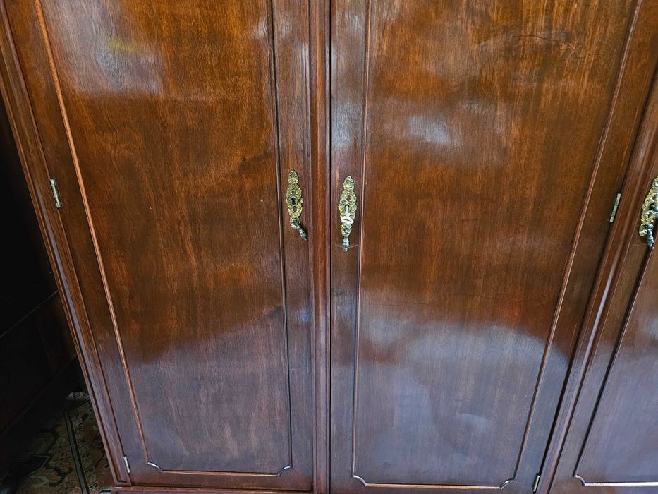 Roupeiro de três portas com chave e espelho - Bom estado geral
