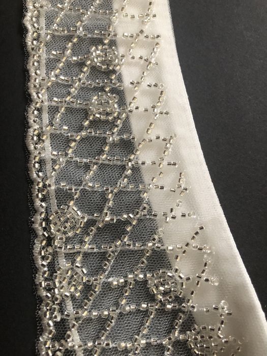 (F25) Biały kołnierzyk z koralikami