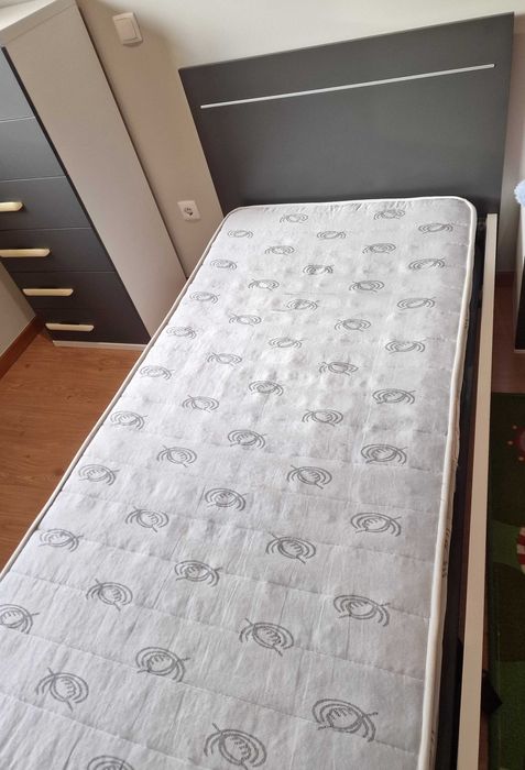 Cama Solteiro em muito bom estado