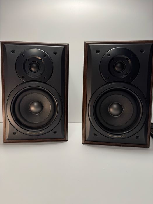 Colunas Akai SR-810