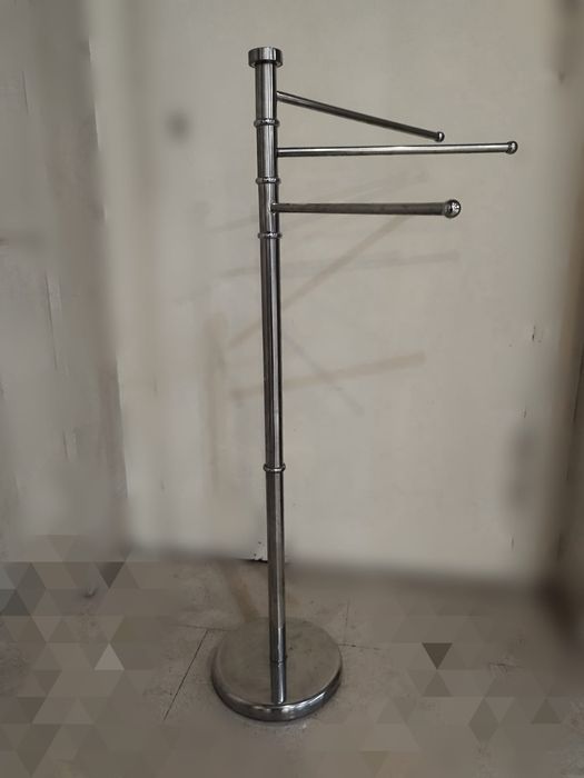 Toalheiro de pé com tres braços