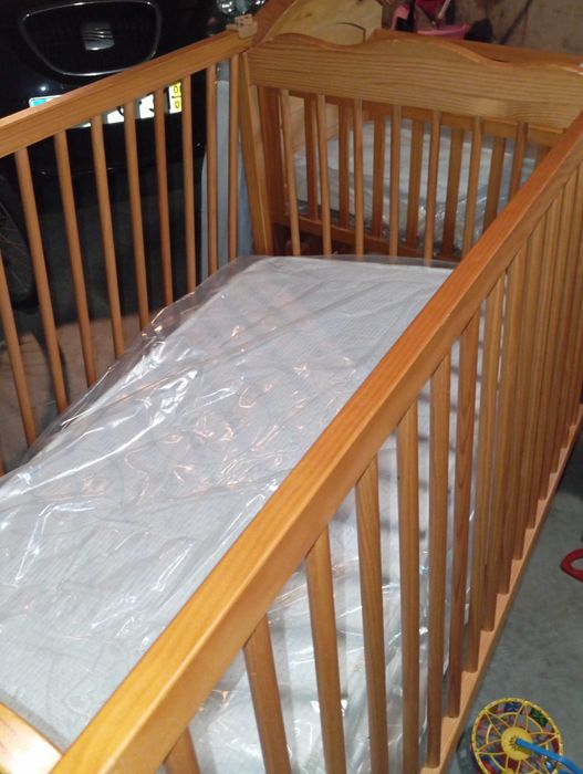 Cama de bebé com colchão