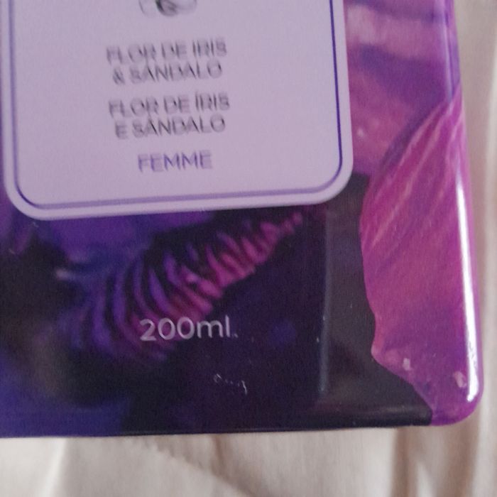 Perfume de flor de iris e sandalo