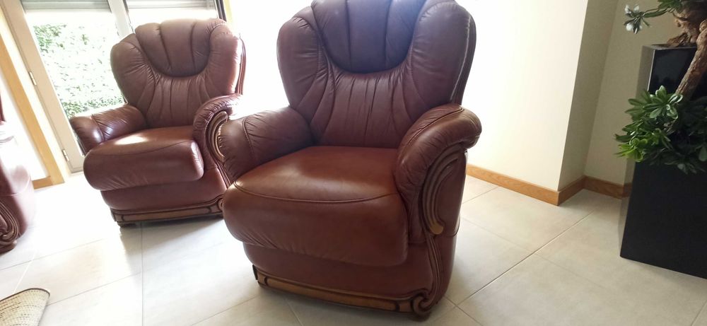 Vendo sofás em pele mais mesa de centro