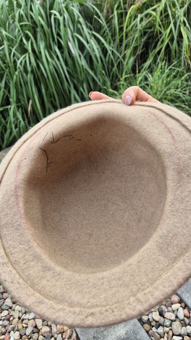 Beżowy, wełniany kapelusz damski w stylu retro.
Obwód 57 cm