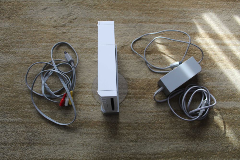 Nintendo Wii Branca + 2 Comandos + Jogo Wii Sports