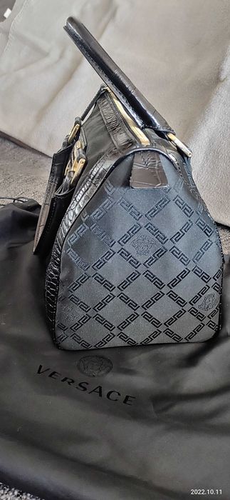 Orginalna  torebka -kuferek  Versace do reki .