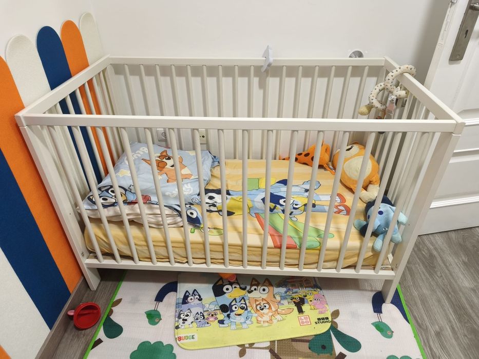 Berço bebe com colchão e lençóis Bluey