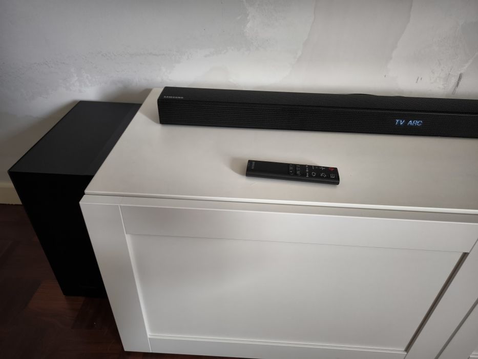Soundbar Samsung HW‑K450 com subwoofer e comando original