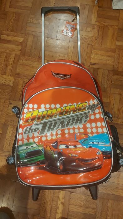 MCQueen Ttroley e cadernos.