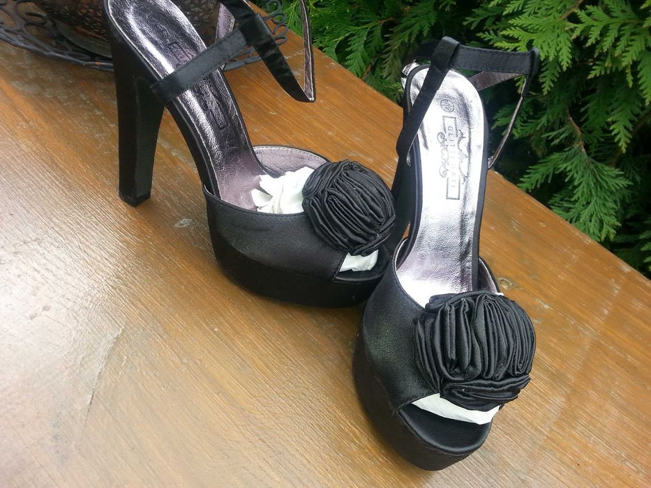 nowe piękne buty na obcasie