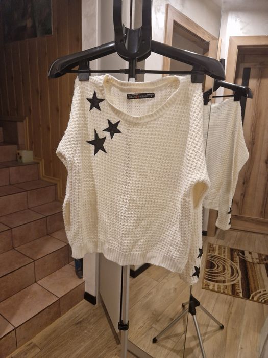 Dziewczęcy kremowy sweterek z czarną gwiazdką
