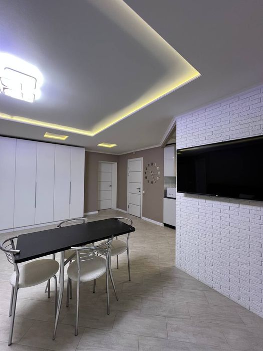 Здається трикімнатна квартира неподалік ринку