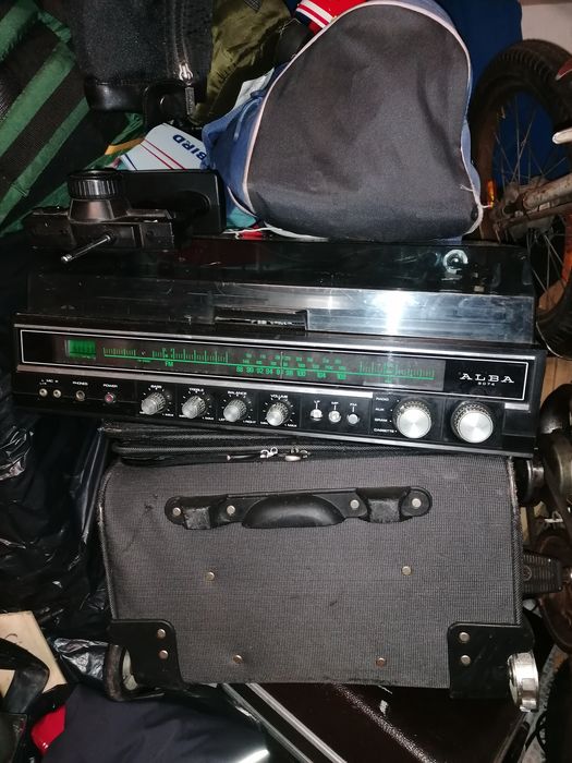 Bela peça de vintage antiga gira disco e rádio cassetes