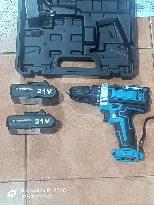 Aparafusadora nova com duas baterias e acessórios