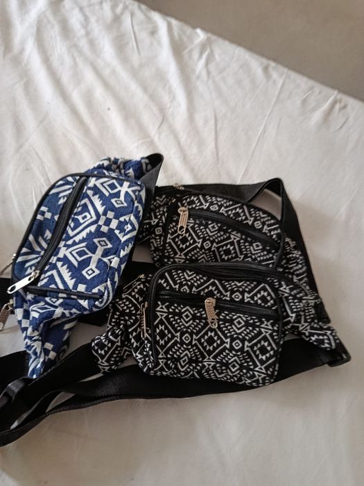 Varias bolsas de cintura  estilo tribal