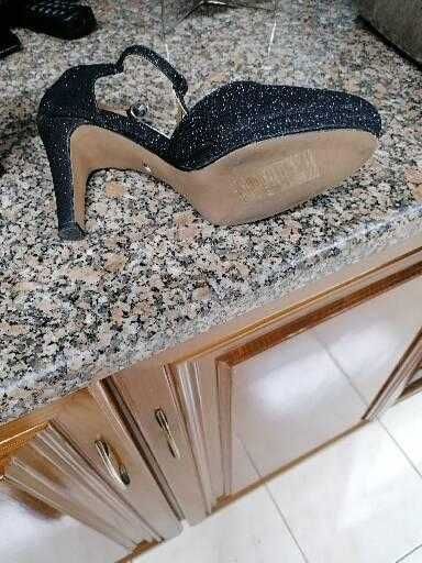 Sapatos brilhantes para festas