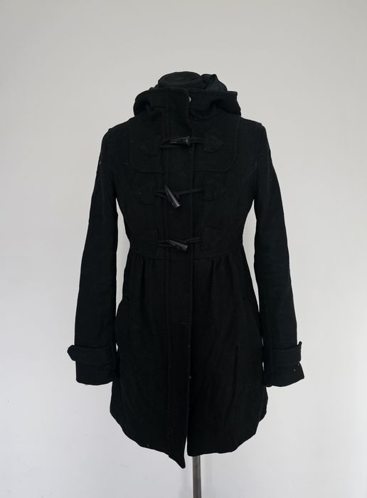 Czarny płaszcz klasyczny taliowany rozkloszowany z kapturem krótki