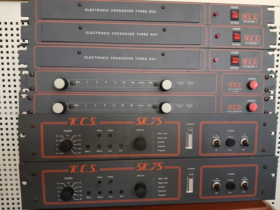 Som Profissional KCS (Kelonik) – Amplificadores, Crossovers e Monitores