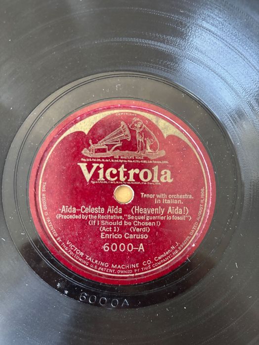 Grafonola antiga com 24 discos