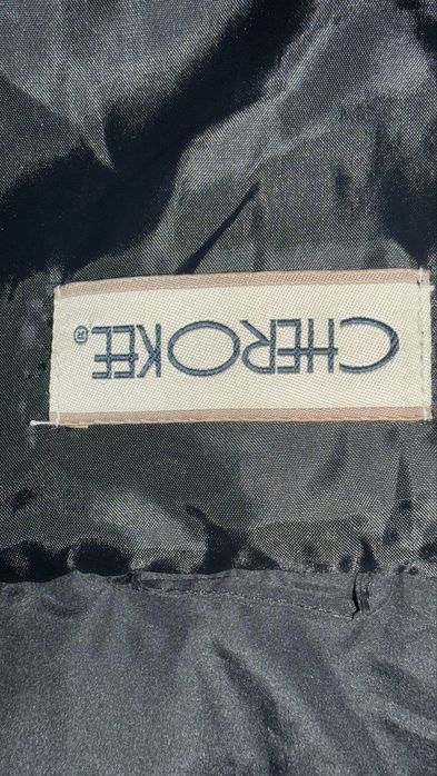 Жіноча чорна желетка