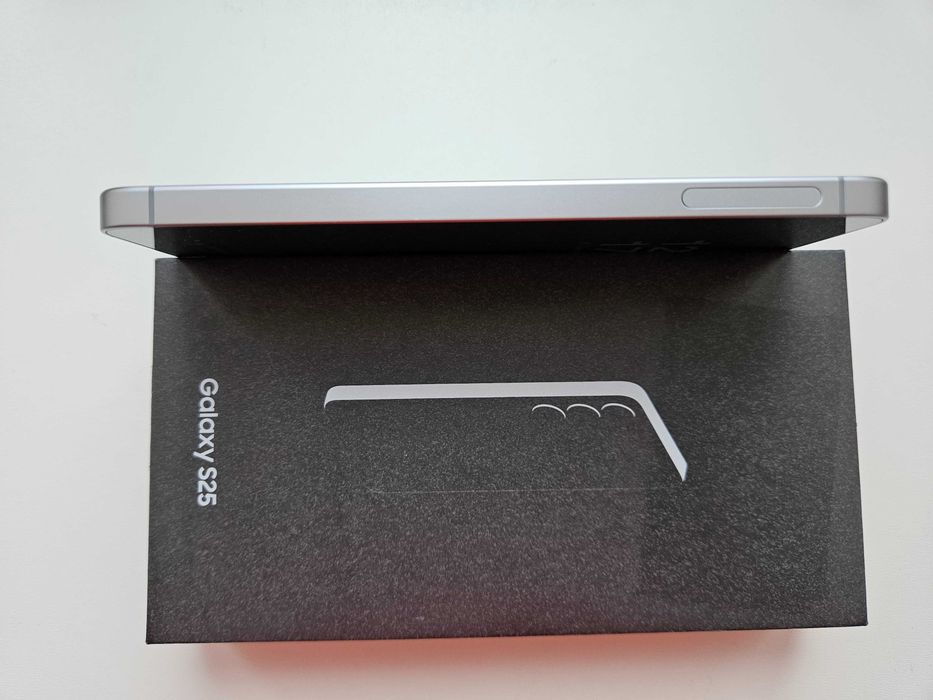 Samsung Galaxy S25 Идеал батарея 100%