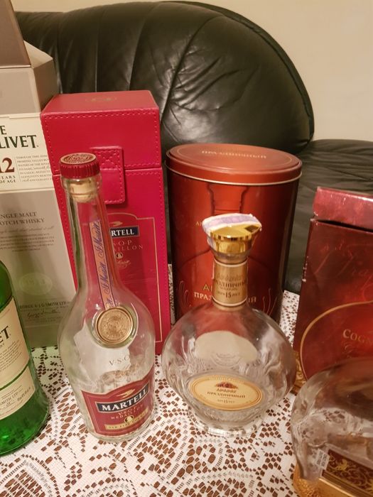 Пустые  бутылки из под спиртного.