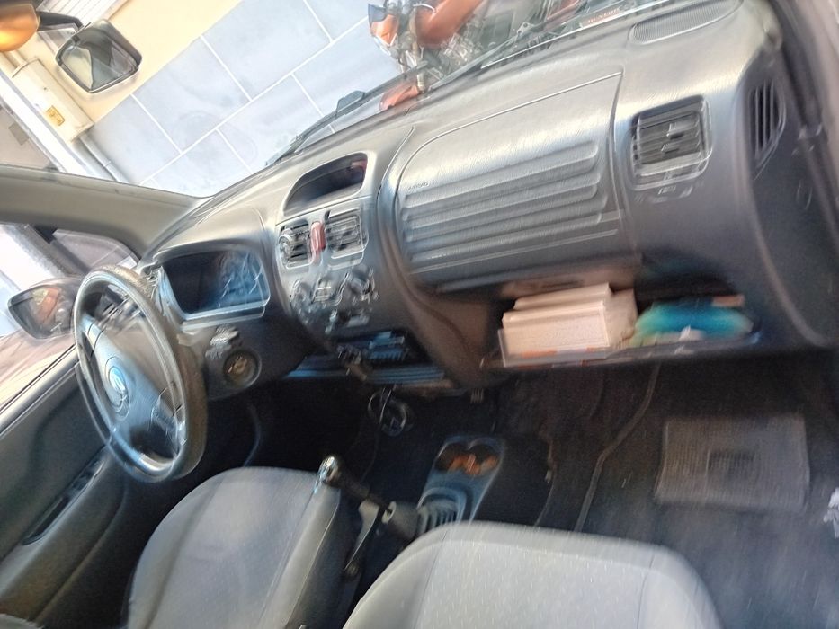Vendo  carro Suzuki wangonk. Carro anda todos os dias  tem expçao  Seguro 5 passageiros  5 portas  gasolina super econômico
