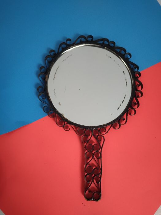 Piękne stare lusterko z rączką metaloplastyka
